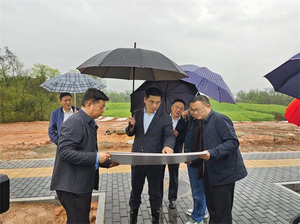 4月2日，洪董，潘總陪同王奇勇縣長一行調(diào)研重點項目1.jpg