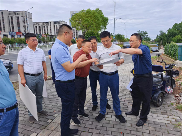 6月17日，集團(tuán)領(lǐng)導(dǎo)陪同王奇勇縣長一行調(diào)研富豐新城項(xiàng)目.jpg