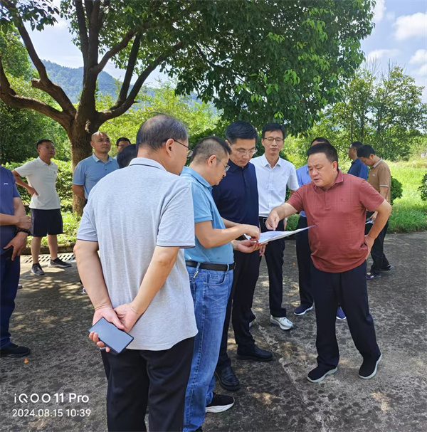 8月15日，洪董陪同王奇勇縣長一行到嘉城礦業(yè)調(diào)研.jpg