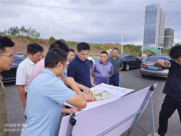 9月21日，洪董，張總陪同王奇勇縣長一行調(diào)研富豐新城片區(qū)開發(fā)推進(jìn)情況。.jpg