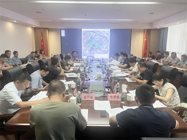 9月21日下午，王奇勇縣長在集團(tuán)黨委會議室召開富豐新城片區(qū)開發(fā)工作推進(jìn)工作會，縣領(lǐng)導(dǎo)詹凱、張暉，縣發(fā)改委、縣財政局、縣資規(guī)局、縣住建局、縣林業(yè)局、徽投集團(tuán)、富豐新城投資開發(fā)公司、市政公司、徽城鎮(zhèn)、鄭村鎮(zhèn)、富堨鎮(zhèn)主要負(fù)責(zé)同志；縣紀(jì)委監(jiān)委、縣委組織部負(fù)責(zé)同志參加會議1。.jpg