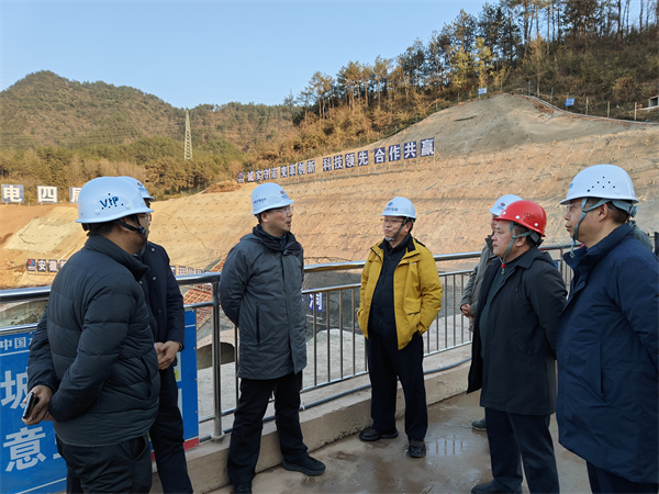 1月19日下午，縣政府縣長實地調(diào)研新安江流域防洪治理工程項目進展情況，副縣長程偉，縣政府辦、縣水利局、縣應急局、縣住建局、縣城管局、徽投集團、徽城鎮(zhèn)、桂林鎮(zhèn)有關(guān)負責同志隨同參加1。.jpg