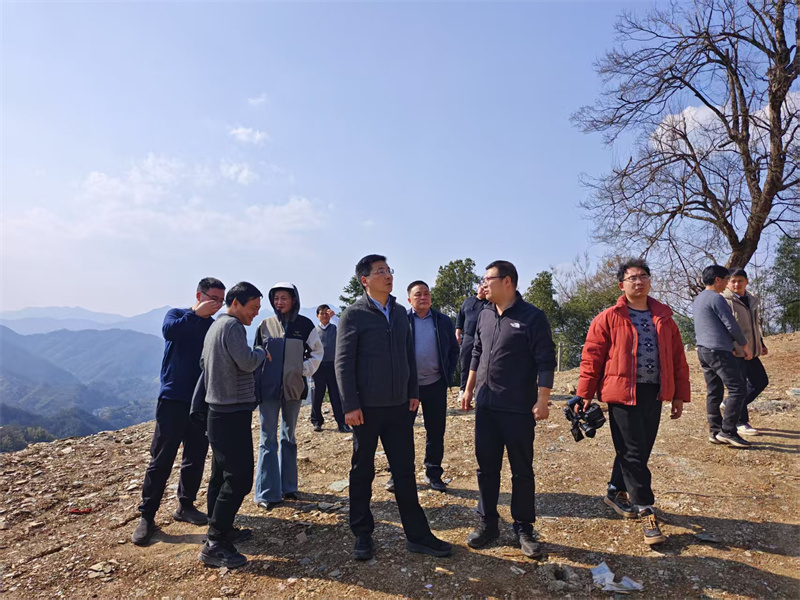 3月18日，縣長(zhǎng)王奇勇帶隊(duì)調(diào)研石潭景區(qū)項(xiàng)目，黃山徽投集團(tuán)黨委書記、董事長(zhǎng)洪筱明陪同調(diào)研。.jpg