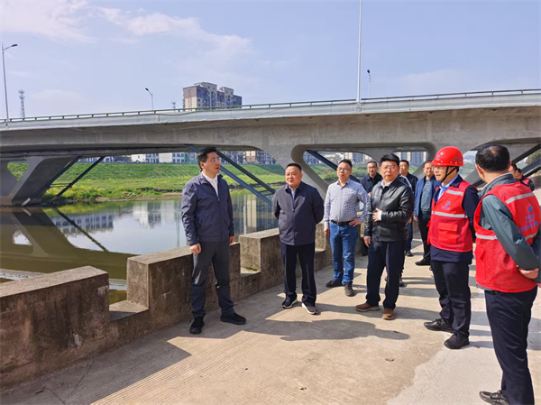 4月7日，洪董，張總陪同王奇勇縣長一行調(diào)研防洪工程項目.jpg