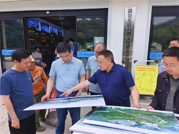 5月4日，洪董陪同王奇勇縣長(zhǎng)一行調(diào)研石潭景區(qū)項(xiàng)目.jpg