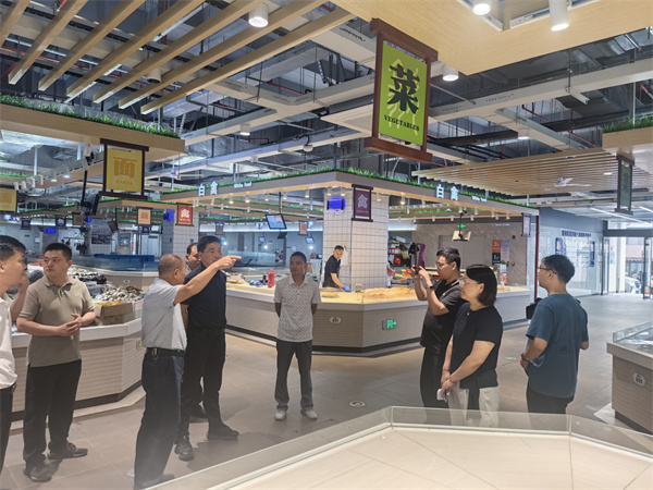 6月19日，王奇勇縣長(zhǎng)帶隊(duì)文明辦，市監(jiān)局，城管局調(diào)研城西鄰里中心，潘總，汪總現(xiàn)場(chǎng)陪同.jpg