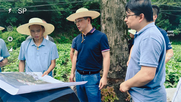 7月17日，王奇勇縣長赴新安江航道綜合整治提升工程沿線調(diào)研項目用地，集團(tuán)潘總陪同調(diào)研.jpg