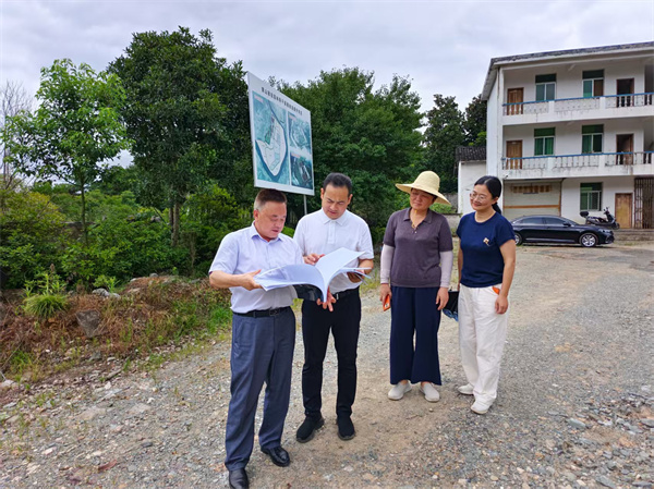 7月11日，洪董陪同縣委王坤副書記一行調(diào)研斯干苗圃.jpg