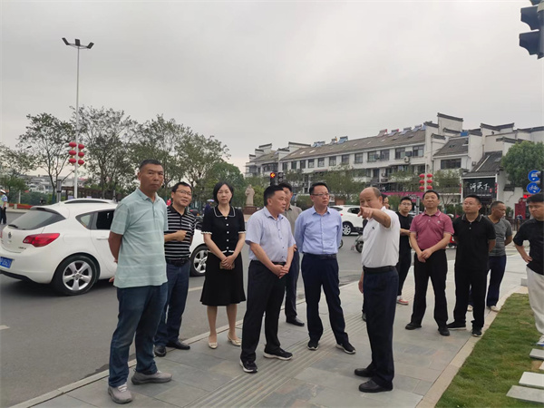 6月5日，洪董陪同汪凱書記一行調(diào)研古城公園提升改造項(xiàng)目.jpg