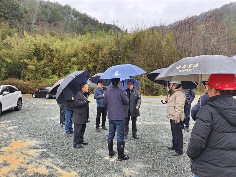 2月21日，汪凱書(shū)記一行調(diào)研防洪項(xiàng)目開(kāi)工儀式現(xiàn)場(chǎng)，洪董、張總陪同調(diào)研.jpg